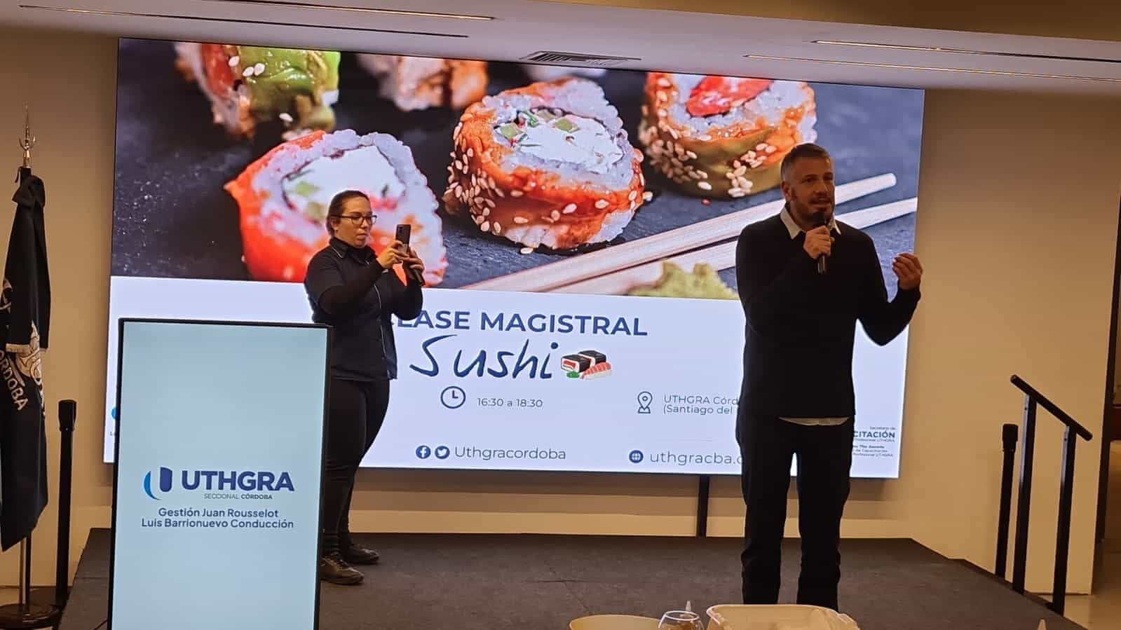 Entrega de certificados por finalización de la Clase Magistral de Sushi